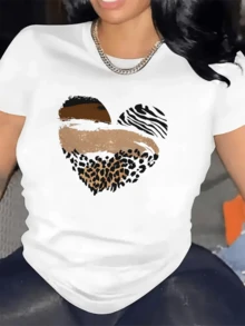 Heart Formed By Blue Landscapes And Line Patterns That Evoke The Union Between Nature, Sea And Wildlife, Conveying Strength And Freedom. Women's Casual Modern Comfortable T-Shirt For Everyday Wear - 白色 - 查看 6