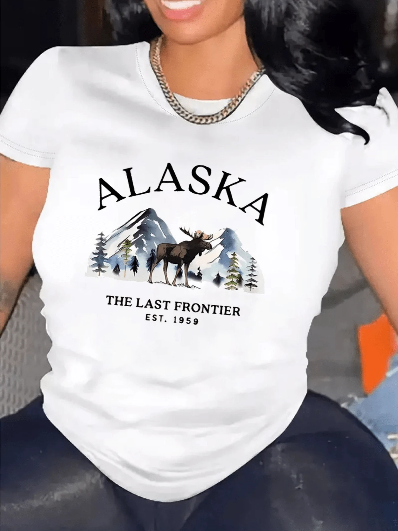 Mountainous Landscape With A Moose Amidst Snow-Covered Pines, Symbolizing The Strength Of Nature And The Freedom Of The Adventurous Spirit. Comfortable And Modern Women's T-Shirt For Everyday Wear. - 白色 - 查看 1