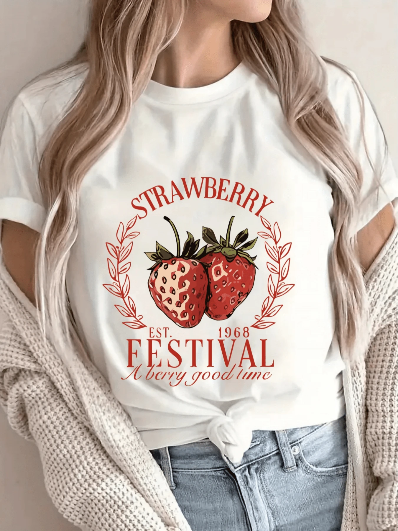 Two Red Strawberries Surrounded By Leaves Symbolize The Sweetness And Joy Of A Festival That Celebrates Happy Moments And The Connection With Nature. A Casual Women's T-Shirt With An Attractive And Modern Print, Ideal For Relaxed Days. - 白色 - 查看 1