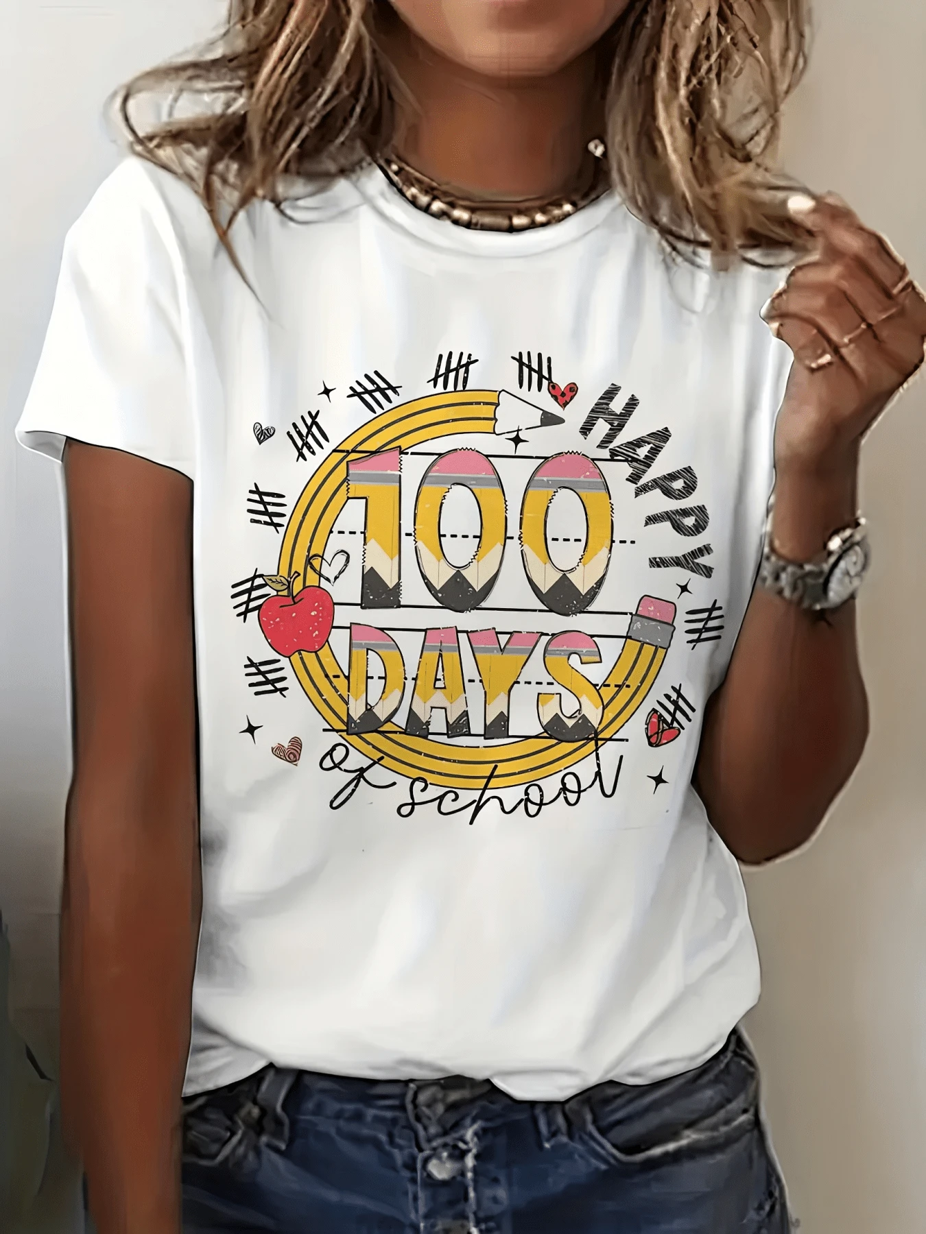A Cheerful Rainbow With Pencils, Hearts, And An Apple Symbolizes The Celebration Of Learning And Perseverance After One Hundred Days Of Classes. A Comfortable And Modern Casual Women's T-Shirt For Everyday Wear. - 白色 - 查看 1