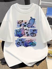 Pastel-Colored Cats Play Among Fish, Footprints, And Stars, Reflecting A Relaxed And Sweet Atmosphere Against A Dark Background. Women's Casual, Modern, And Comfortable T-Shirt For Everyday Wear. - 白色 - 查看 1