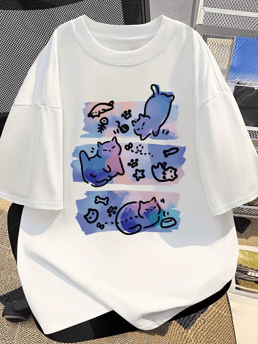 Pastel-Colored Cats Play Among Fish, Footprints, And Stars, Reflecting A Relaxed And Sweet Atmosphere Against A Dark Background. Women's Casual, Modern, And Comfortable T-Shirt For Everyday Wear. - 白色 - 查看 1