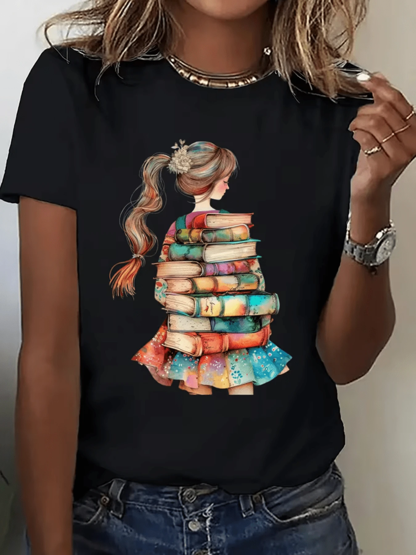 A Girl With Her Hair Up Holds Colorful Books, Symbolizing A Love Of Reading And The Constant Pursuit Of Knowledge. This Modern, Casual Women's T-Shirt Is Ideal For Those Who Enjoy Literary Creativity. - 黑色 - 查看 1