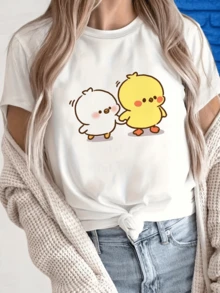 Dos pequeños pollitos con mejillas rosadas tomadas de la mano simbolizan ternura amistad y alegría compartida reflejando un espíritu optimista y afectuoso camiseta de mujer casual cómoda ideal para días relajados - Blanco - Ver 6