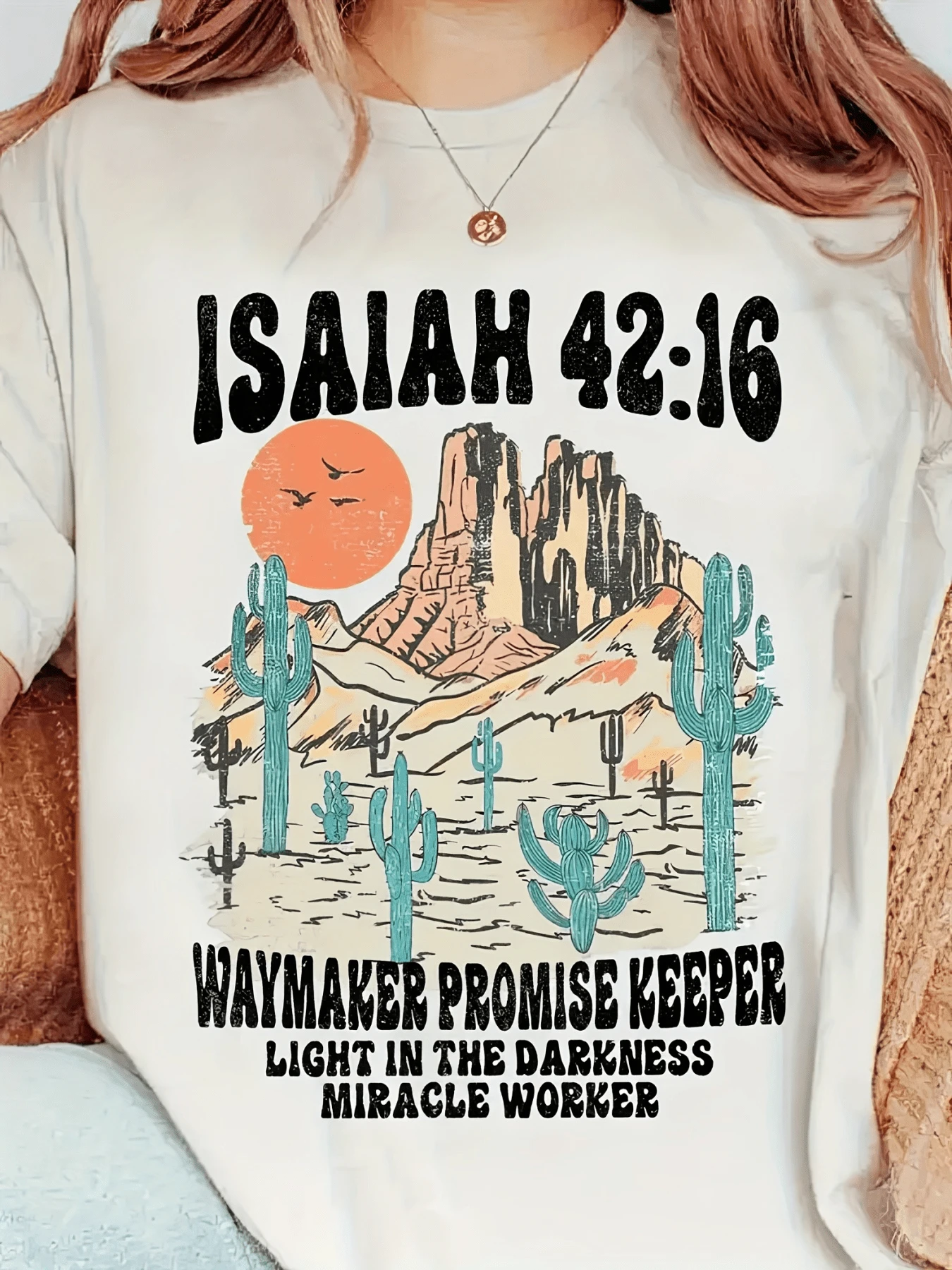 Desert Landscape With Majestic Mountains Under An Intense Sun Surrounded By Green Cacti That Represent Strength, Serenity And Hope, Accompanied By Words That Inspire Light In The Darkness And Deep Faith. Comfortable Casual Women's T-Shirt For Everyday Wear - 白色 - 查看 1