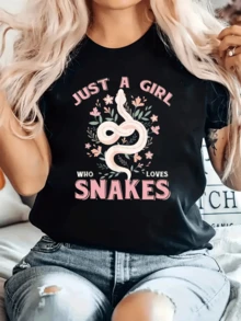 A White Snake Surrounded By Pink Flowers Symbolizes The Connection Between Nature And Inner Feminine Strength, Creating An Image Of Balance And Confidence Perfect For Authentic Women. This Comfortable And Modern Casual Women's T-Shirt Is Ideal For Everyday Wear. - 黑色 - 查看 6