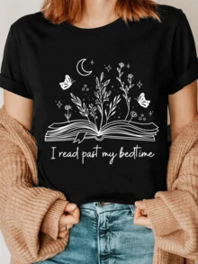 Open Book With Branches Blossoming Under A Crescent Moon, Accompanied By Butterflies And Stars, Symbolizing The Magic Of Nighttime Reading And The Connection With Dreams. Comfortable Casual Women's T-Shirt For Everyday Wear. - 黑色 - 查看 1