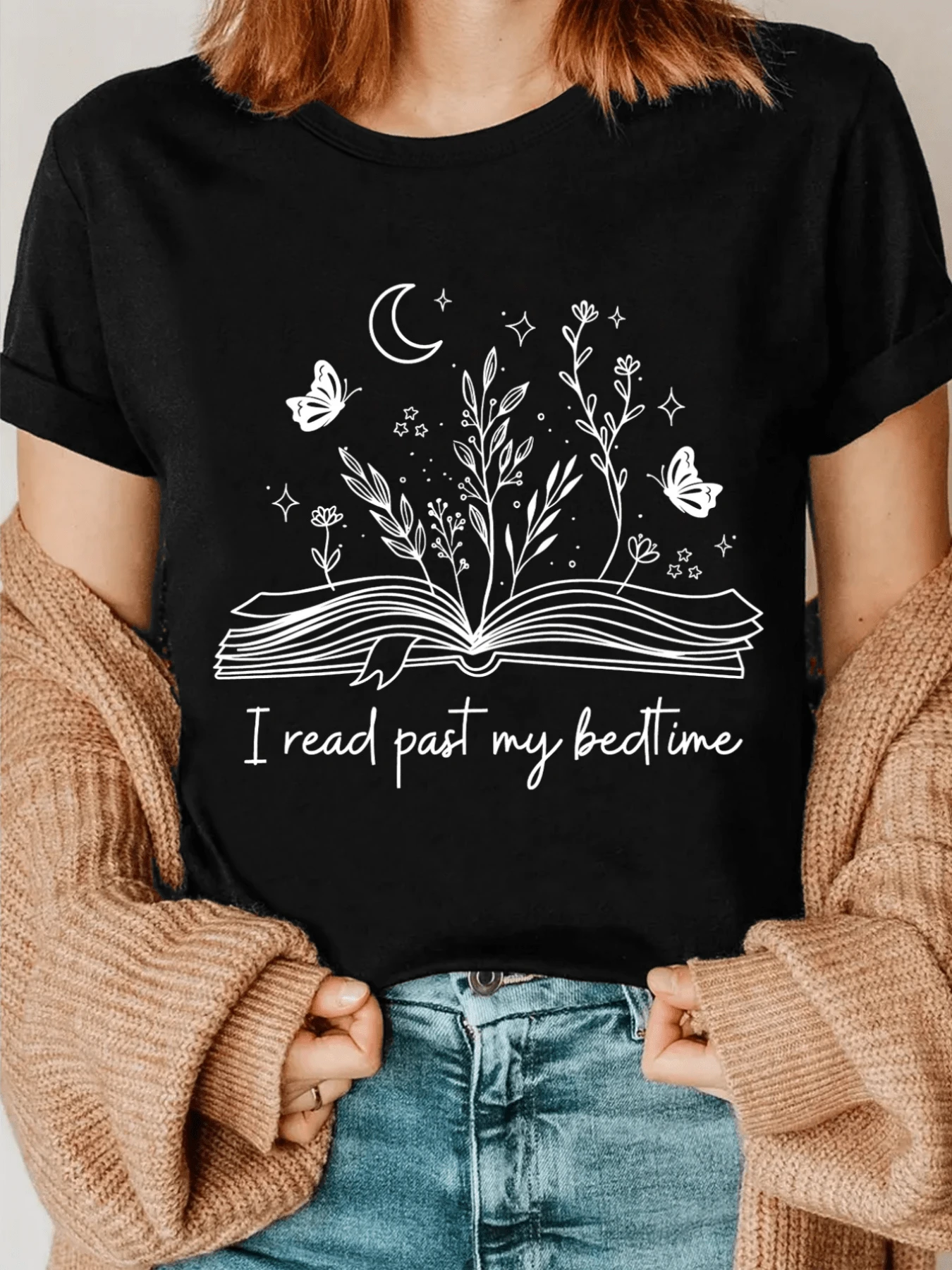 Open Book With Branches Blossoming Under A Crescent Moon, Accompanied By Butterflies And Stars, Symbolizing The Magic Of Nighttime Reading And The Connection With Dreams. Comfortable Casual Women's T-Shirt For Everyday Wear. - 黑色 - 查看 1