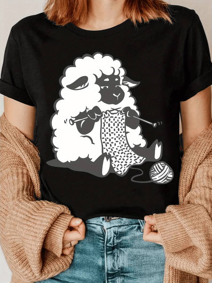 A Fluffy Sheep Knitting With Needles Symbolizes Calm And Dedication, Inviting You To Enjoy Life's Little Pleasures. This Fun And Comfortable Women's Casual T-Shirt Is Perfect For Everyday Wear. - 黑色 - 查看 1