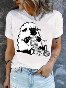 A Fluffy Sheep Knitting With Needles Symbolizes Calm And Dedication, Inviting You To Enjoy Life's Little Pleasures. This Fun And Comfortable Women's Casual T-Shirt Is Perfect For Everyday Wear. - 白色 - 查看 6