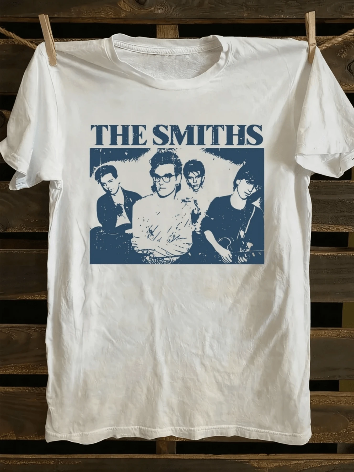 Nostalgic Artistic Scene Depicting Human Silhouettes Playing Music In Shades Of Blue, Evoking Freedom, Creativity, And Deep Melancholy. A Modern, Comfortable, Casual Women's T-Shirt For Everyday Wear. - 白色 - 查看 1