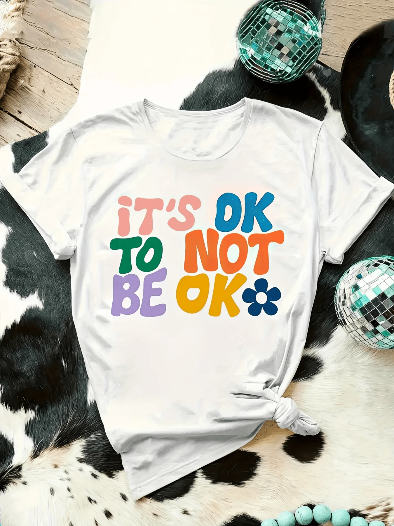 Colorful Phrase That Inspires Empathy And Self-Love, Reminding You That It's Okay To Have Difficult Days; Vibrant Lettering That Conveys Encouragement And Positivity; Comfortable, Modern, Casual Women's T-Shirt For Everyday Wear - 白色 - 查看 1