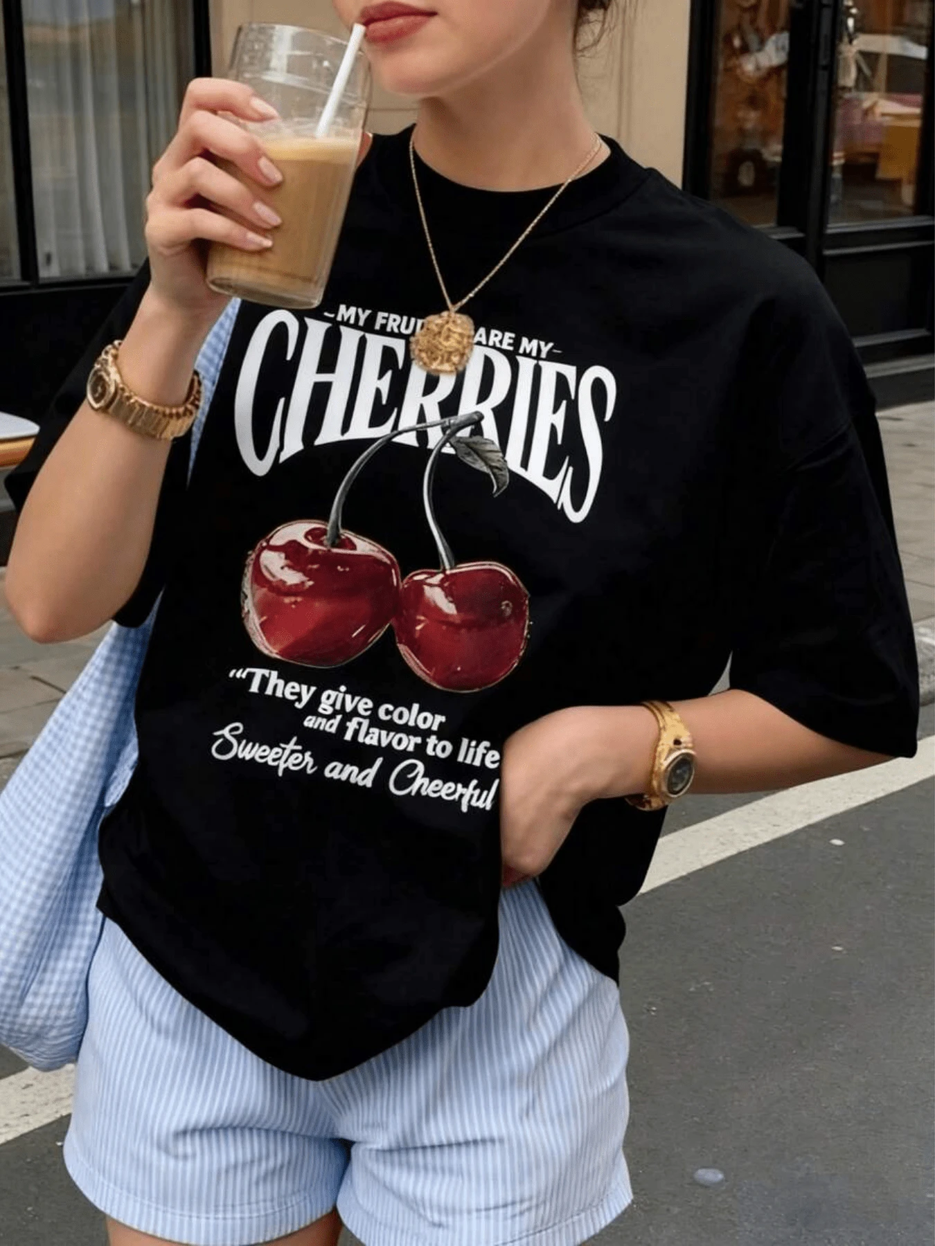 Two Bright Cherries Symbolize Vital Energy, Optimism, And Sweetness, Reflecting The Joy Of Living With A Modern And Cheerful Touch. Comfortable, Casual Women's T-Shirt For Summer - 黑色 - 查看 1