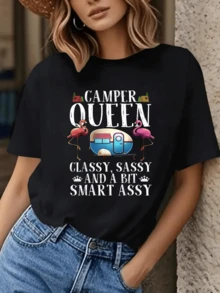 Caravana colorida con flamencos rosados y tiendas de campaña que transmiten alegría libertad y espíritu aventurero para mujeres seguras camiseta de mujer casual cómoda y moderna para verano - Negro - Ver 6
