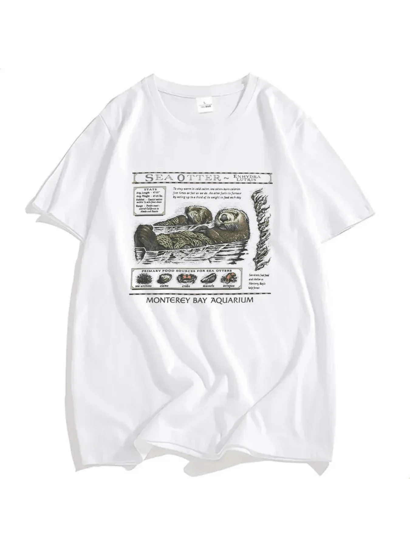 Nutria marina descansando con su cría entre algas verdes simboliza ternura familiar y conexión con la naturaleza oceánica inspirando calma y amor por el mar camiseta de mujer casual cómoda para verano - Blanco - Ver 1