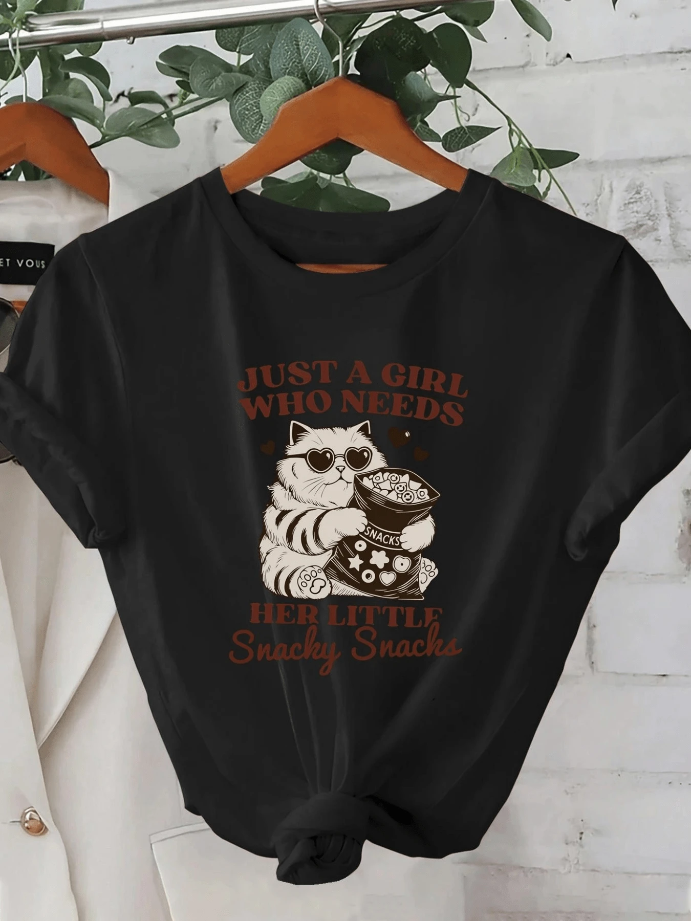 Adorable Cat With Glasses Holding A Bag Of Sweets, Representing Cuteness, Fun, And Love For Life's Little Pleasures. Comfortable, Casual Women's T-Shirt, Perfect For Everyday Wear. - 黑色 - 查看 1
