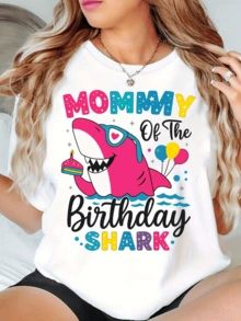 Smiling Pink Shark With Heart-Shaped Glasses Holds Birthday Cake And Balloons Over Blue Waves, Symbol Of Family Joy And Fun Celebration. Modern Casual Women's T-Shirt - 白色 - 查看 1