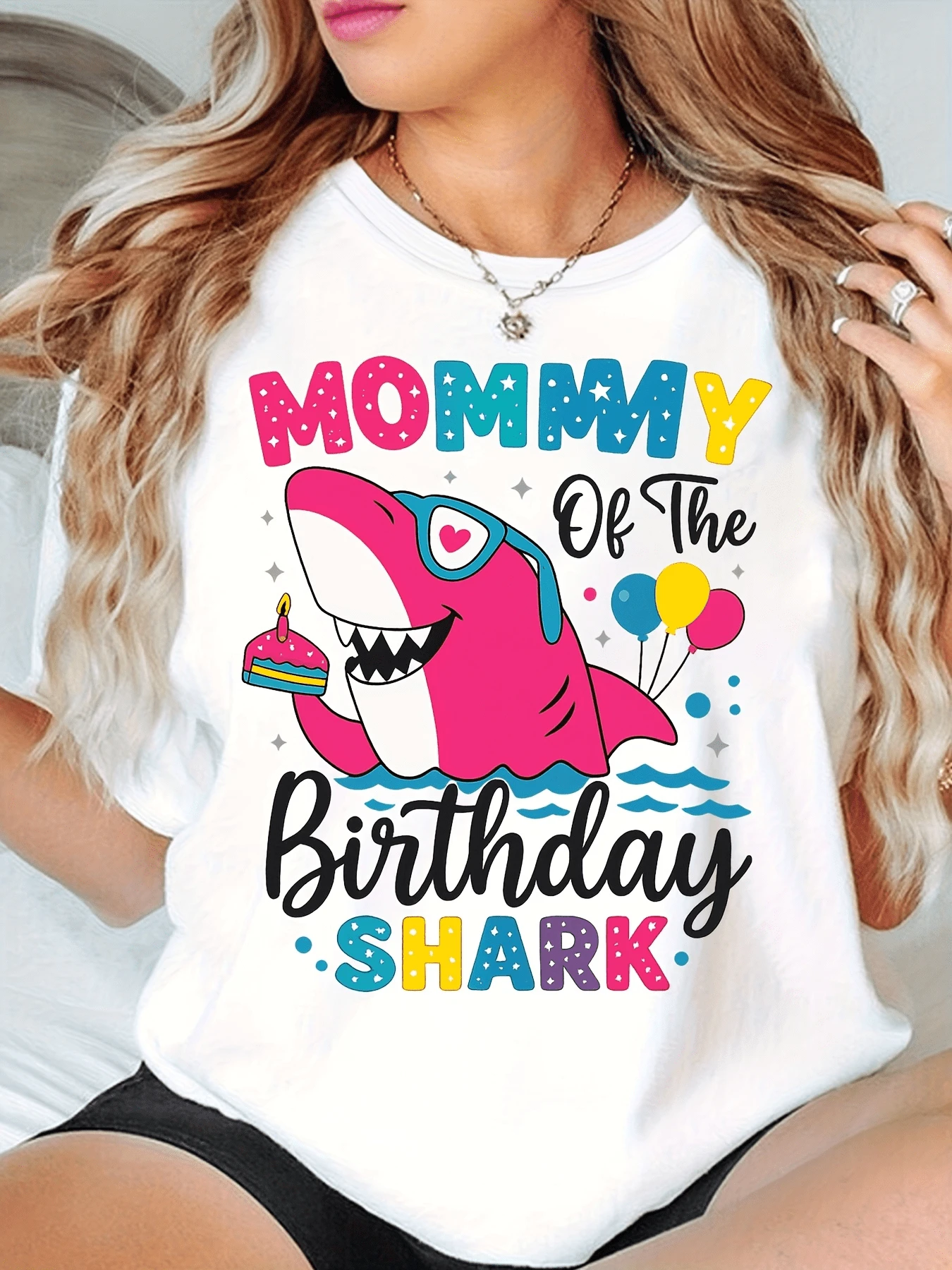 Smiling Pink Shark With Heart-Shaped Glasses Holds Birthday Cake And Balloons Over Blue Waves, Symbol Of Family Joy And Fun Celebration. Modern Casual Women's T-Shirt - 白色 - 查看 1