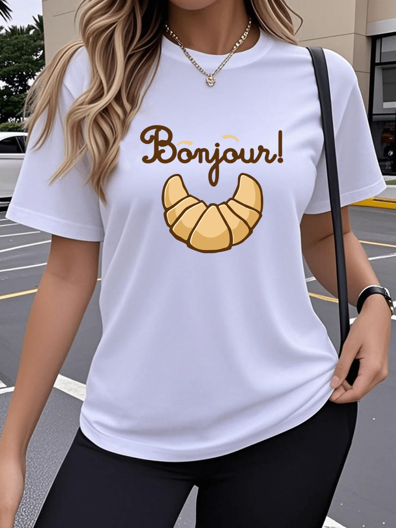 Golden Croissant With A Cheerful French Greeting That Conveys Positive Energy And Parisian Charm, Ideal For Women Who Love Casual Fashion; Comfortable And Modern Women's T-Shirt - 白色 - 查看 1