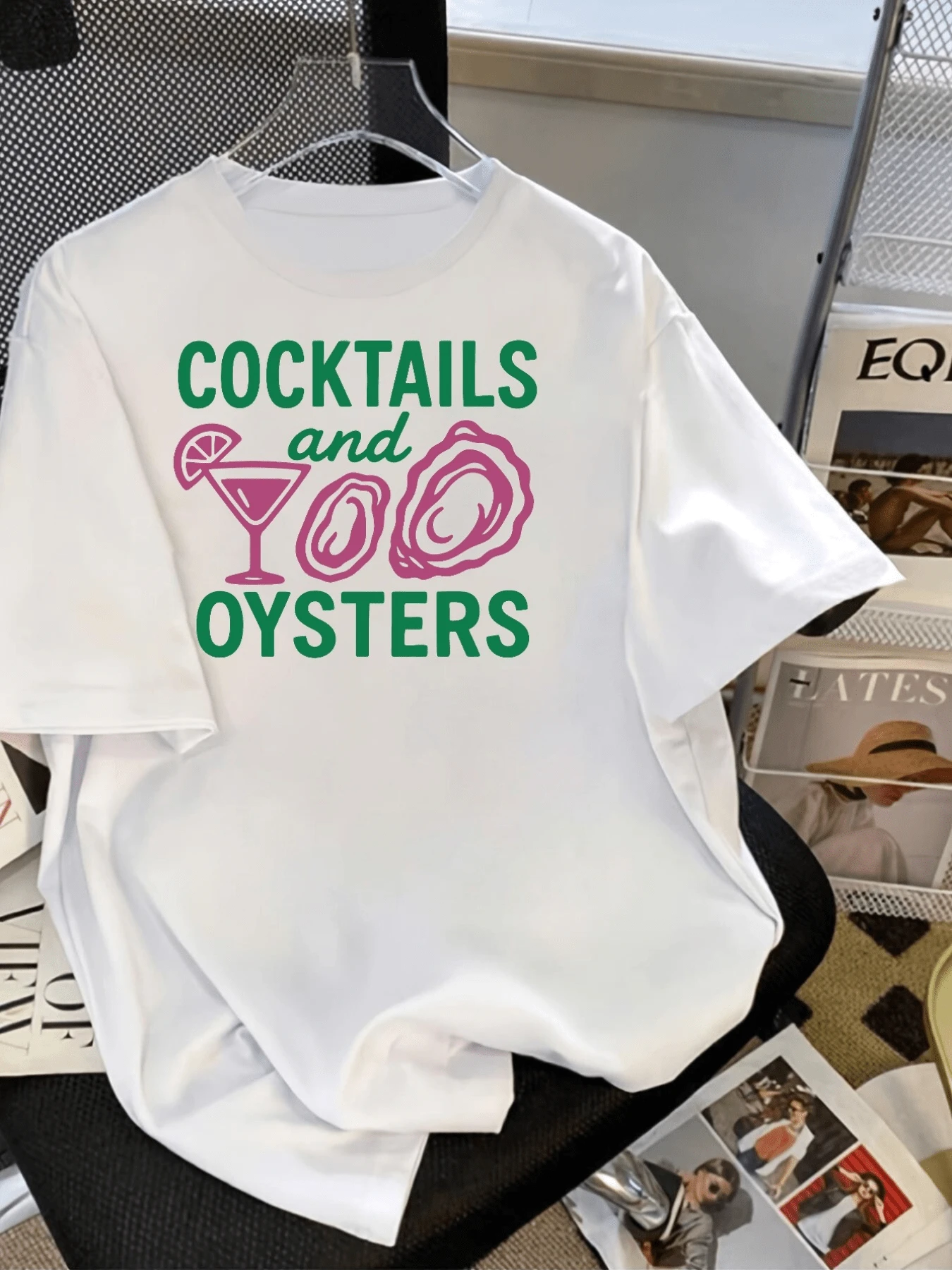 Cócteles rosas con copas y ostras evocan diversión en la playa y sensaciones de verano junto al mar transmite frescura y energía positiva camiseta de mujer casual cómoda para uso diario - Blanco - Ver 1