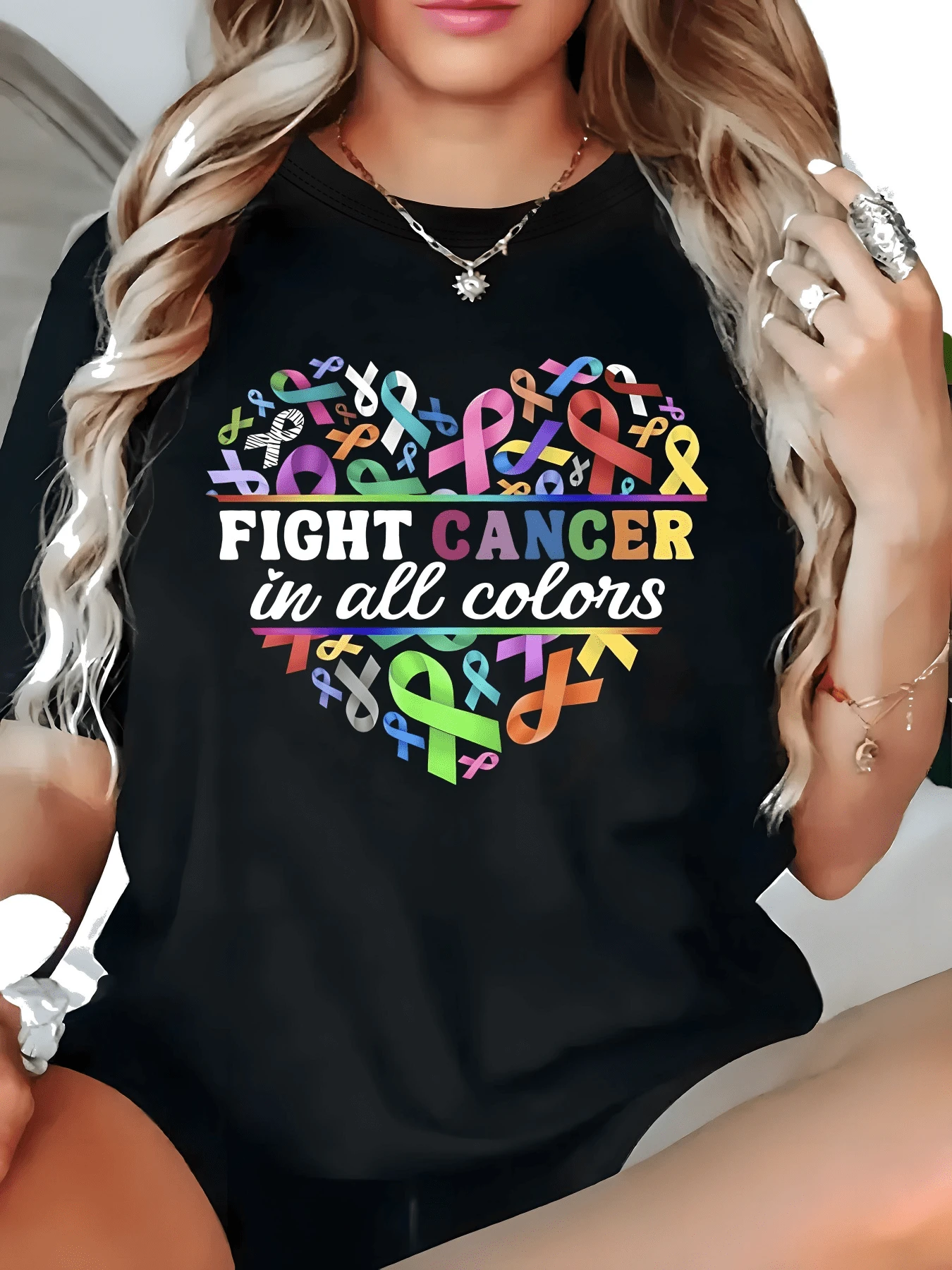 Heart Formed By Multicolored Ribbons Symbolizing Hope, Unity, And Strength In The Fight Against Cancer, Transmitting Positive Energy And Mutual Support. Comfortable Casual Women's T-Shirt For Everyday Wear. - 黑色 - 查看 1