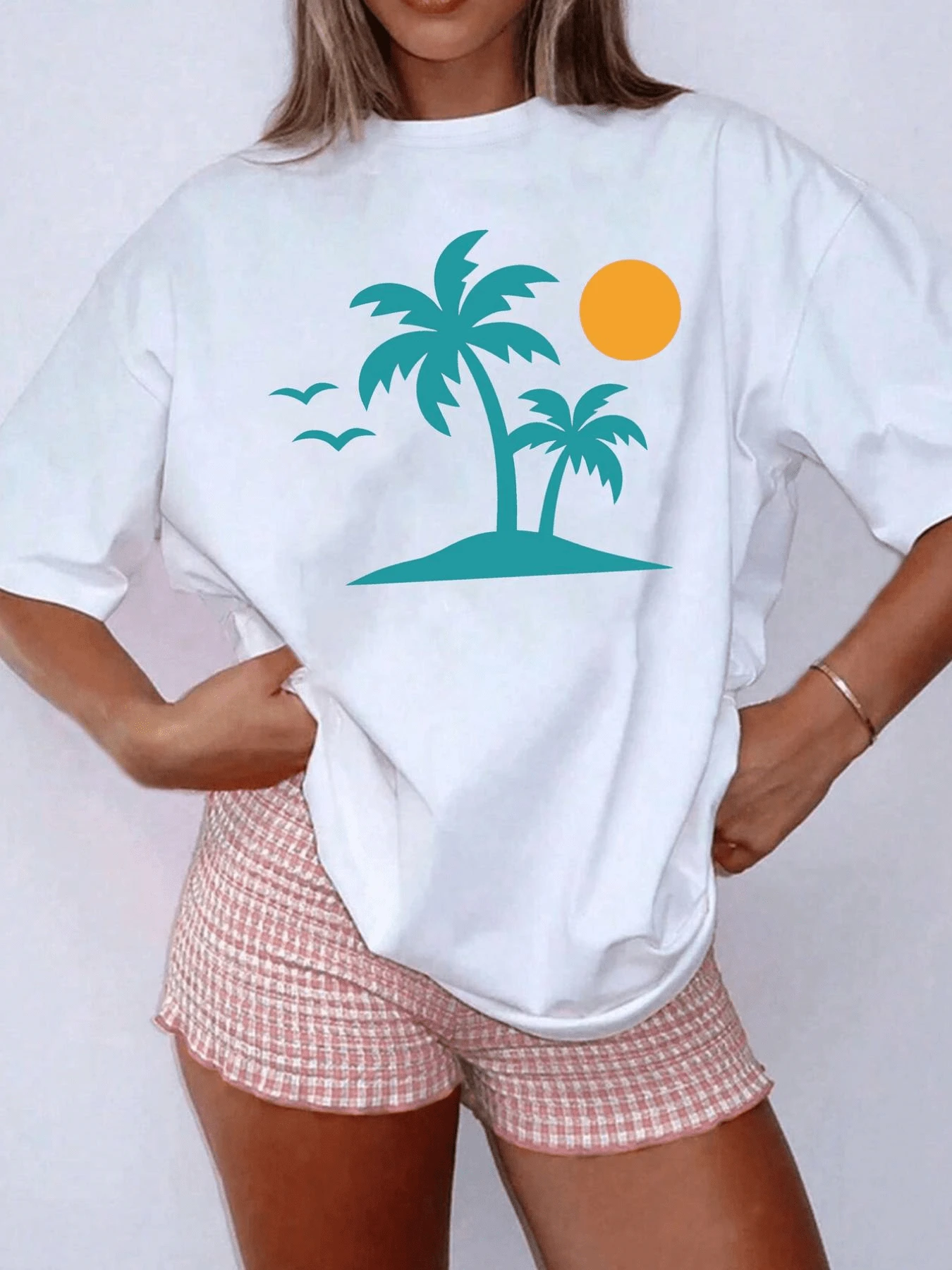 Palm Trees Next To The Orange Sun Symbolizing Tranquility, Freedom And Positive Summer Energy With Birds Over The Sea. Comfortable Casual Women's T-Shirt For Everyday Wear And Stylish Strolls - 白色 - 查看 1