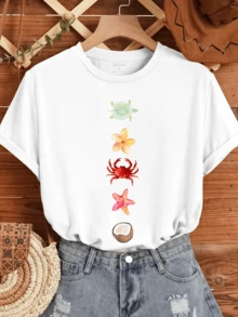 A Green Turtle Next To A Yellow Flower, A Red Crab, A Pink Starfish, And A Coconut Evoke The Tropical Spirit Of The Ocean And The Tranquility Of Summer. A Comfortable And Modern Casual Women's T-Shirt. - 白色 - 查看 1