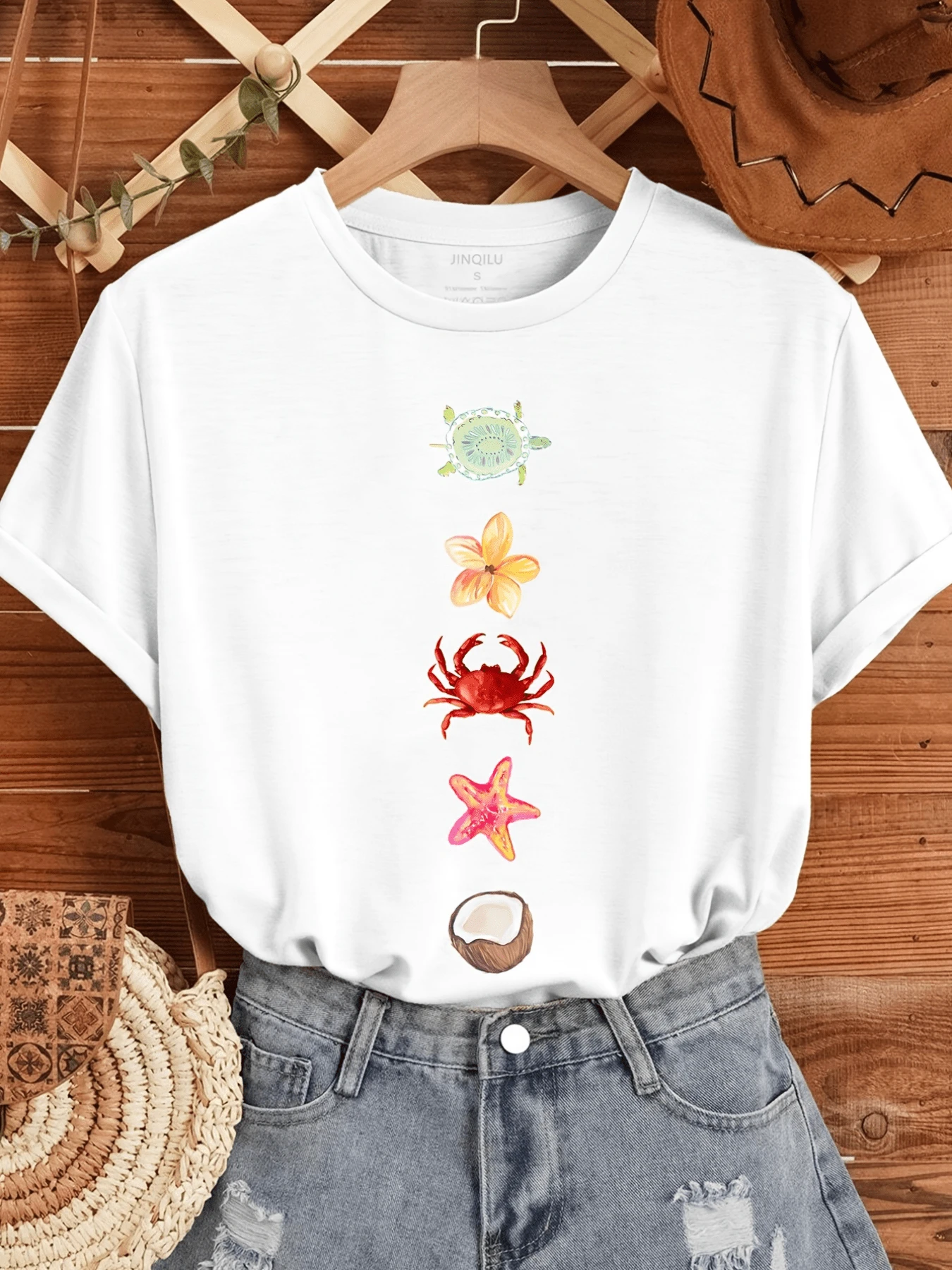 A Green Turtle Next To A Yellow Flower, A Red Crab, A Pink Starfish, And A Coconut Evoke The Tropical Spirit Of The Ocean And The Tranquility Of Summer. A Comfortable And Modern Casual Women's T-Shirt. - 白色 - 查看 1