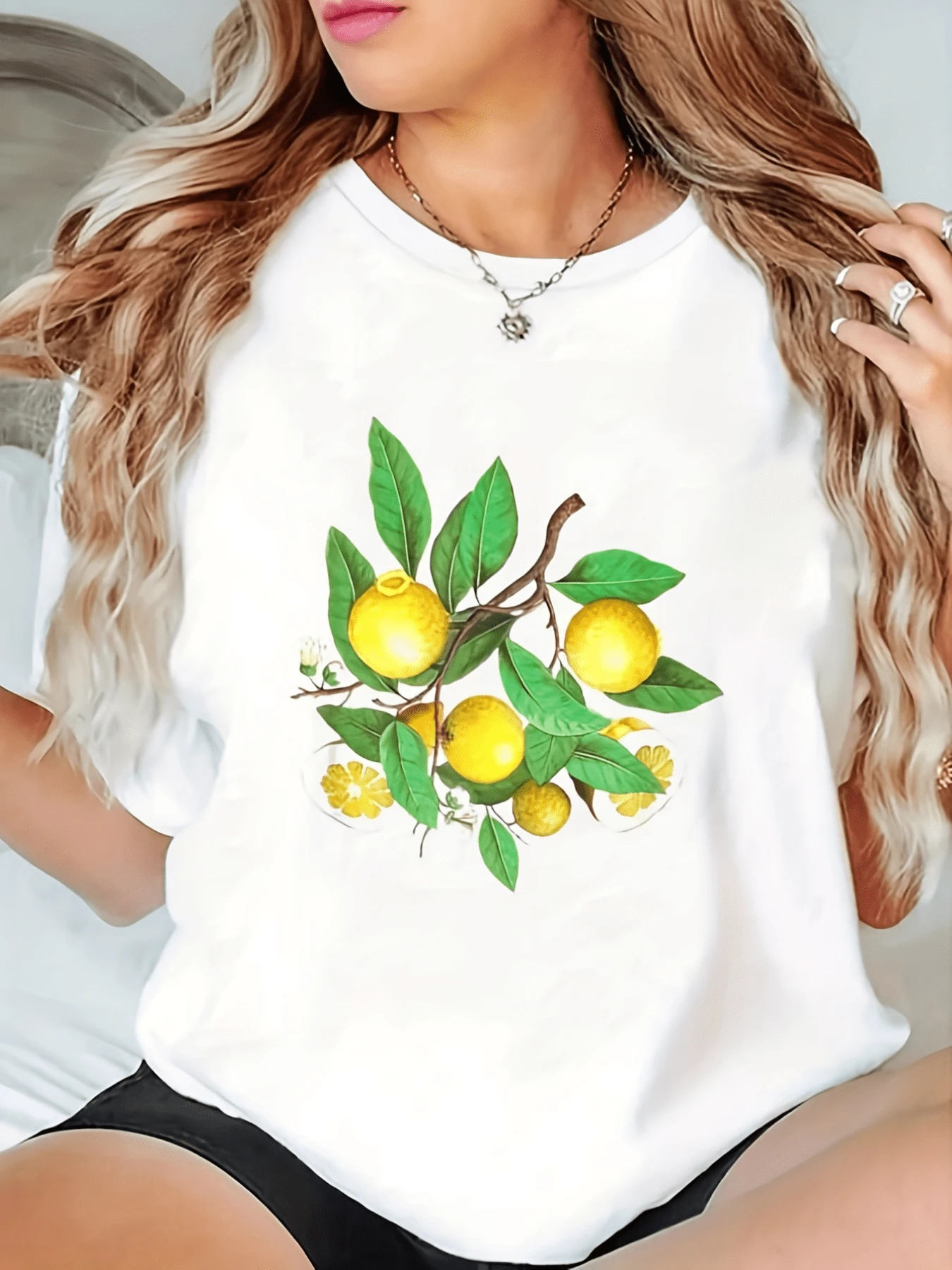 Green Branches With Ripe Lemons And White Flowers Evoke Natural Freshness And A Feeling Of Summer Energy In Perfect Balance. This Modern And Comfortable Casual Women's T-Shirt Is Perfect For Everyday Wear. - 白色 - 查看 1