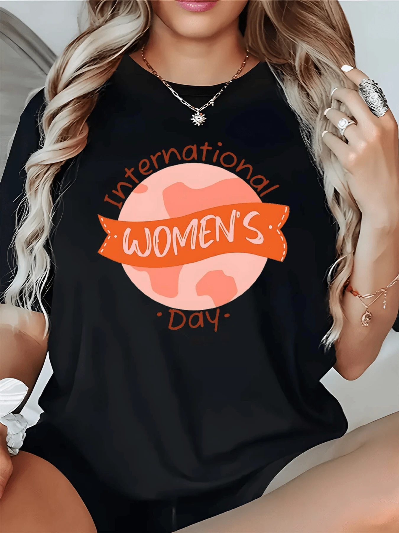 A Pink Planet Symbolizing Unity And Feminine Strength, With A Ribbon Celebrating The Importance Of International Women's Day, Highlighting Positive Energy And The Pride Of Being A Woman. Comfortable Casual Women's T-Shirt For Everyday Wear. - 黑色 - 查看 1