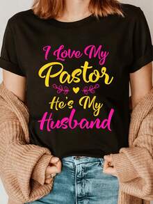 Colorful Phrase Expressing Love And Pride For A Pastor Husband, With Cheerful Typography And Hearts Conveying Tenderness And Faith. Comfortable Casual Women's T-Shirt, Ideal For A Romantic Gift. - 黑色 - 查看 1