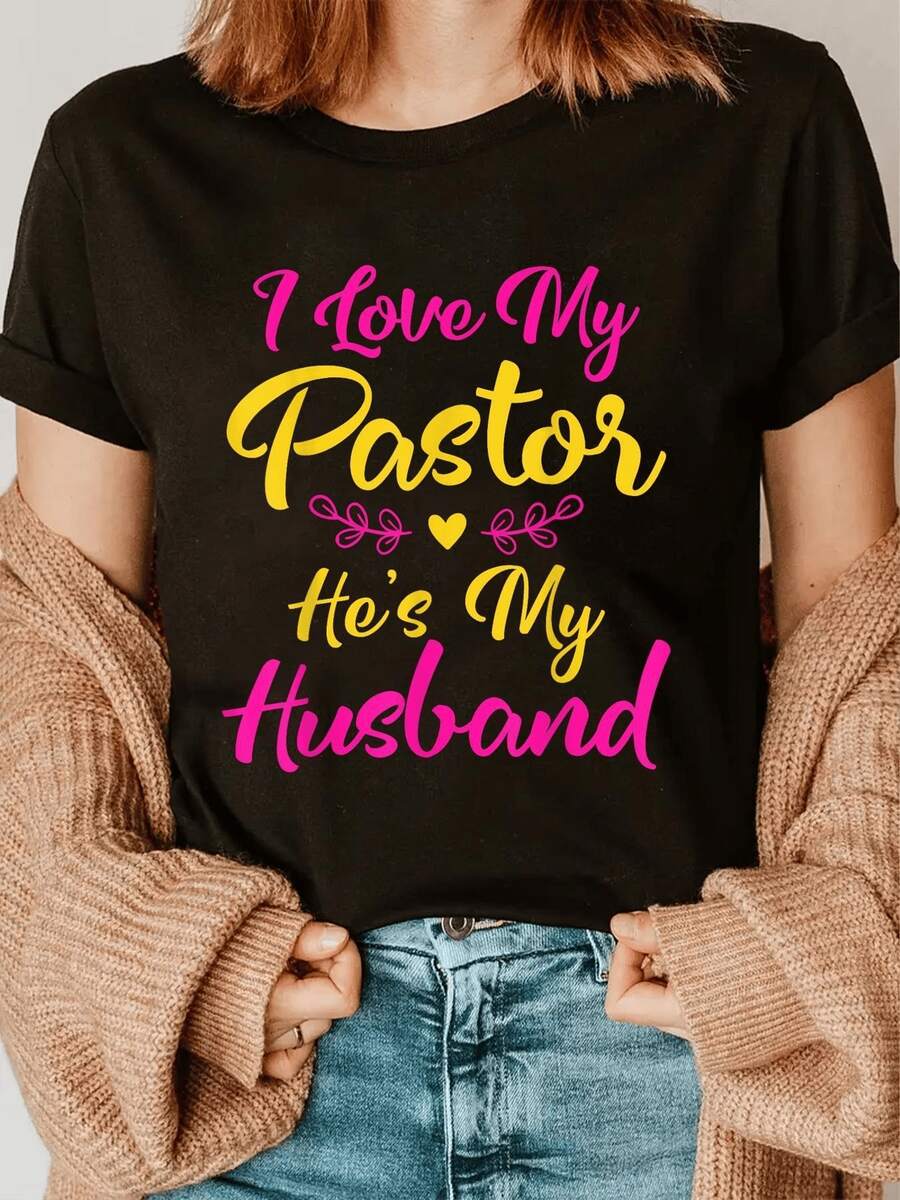 Colorful Phrase Expressing Love And Pride For A Pastor Husband, With Cheerful Typography And Hearts Conveying Tenderness And Faith. Comfortable Casual Women's T-Shirt, Ideal For A Romantic Gift. - 黑色 - 查看 1