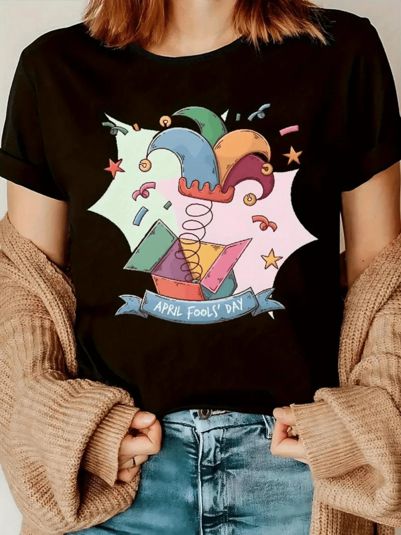 Sombrero colorido que salta desde una caja de sorpresa con confeti estrellas y mensaje festivo simbolizando alegría humor y espíritu juvenil camiseta de mujer casual divertida para uso diario - Negro - Ver 1