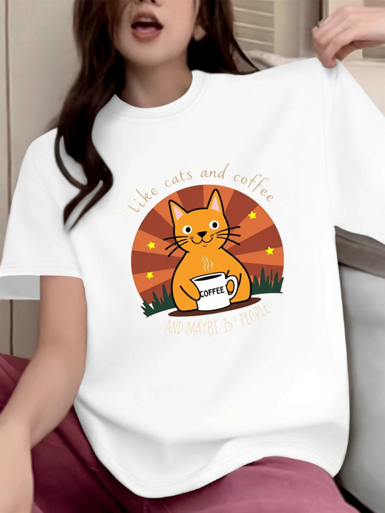 A Smiling Cat Holding A Cup Of Coffee Surrounded By Golden Stars Represents Tenderness, Love, And Calm For People Who Enjoy The Small Daily Pleasures. A Comfortable And Fashionable Casual Women's T-Shirt For Everyday Wear. - 白色 - 查看 1