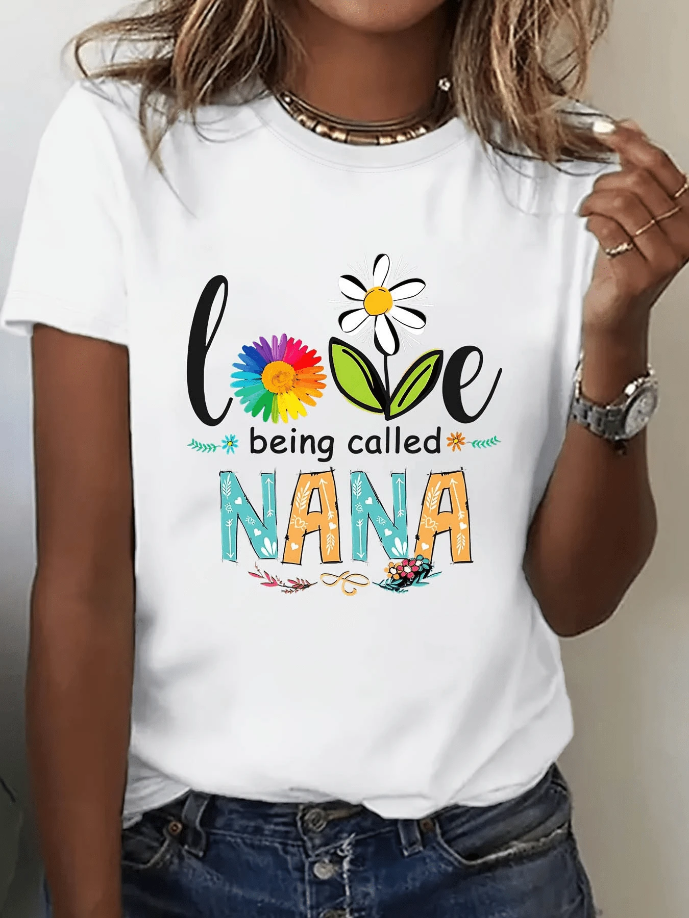 Colorful Flowers Symbolizing Love, Joy, And Tenderness, Along With The Word "Nana" Expressing Familial Affection, Make This A Perfect Casual, Comfortable, And Modern T-Shirt For Proud Grandmothers. - 白色 - 查看 1