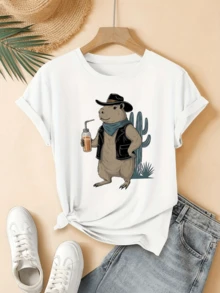 Adventurous Animal Wearing A Hat And Vest In Front Of A Cactus Holding A Drink, Reflecting Freedom, Humor, And The Spirit Of The West. Modern Casual Women's T-Shirt For Everyday Wear, Comfortable And Attractive For Summer. - 白色 - 查看 1