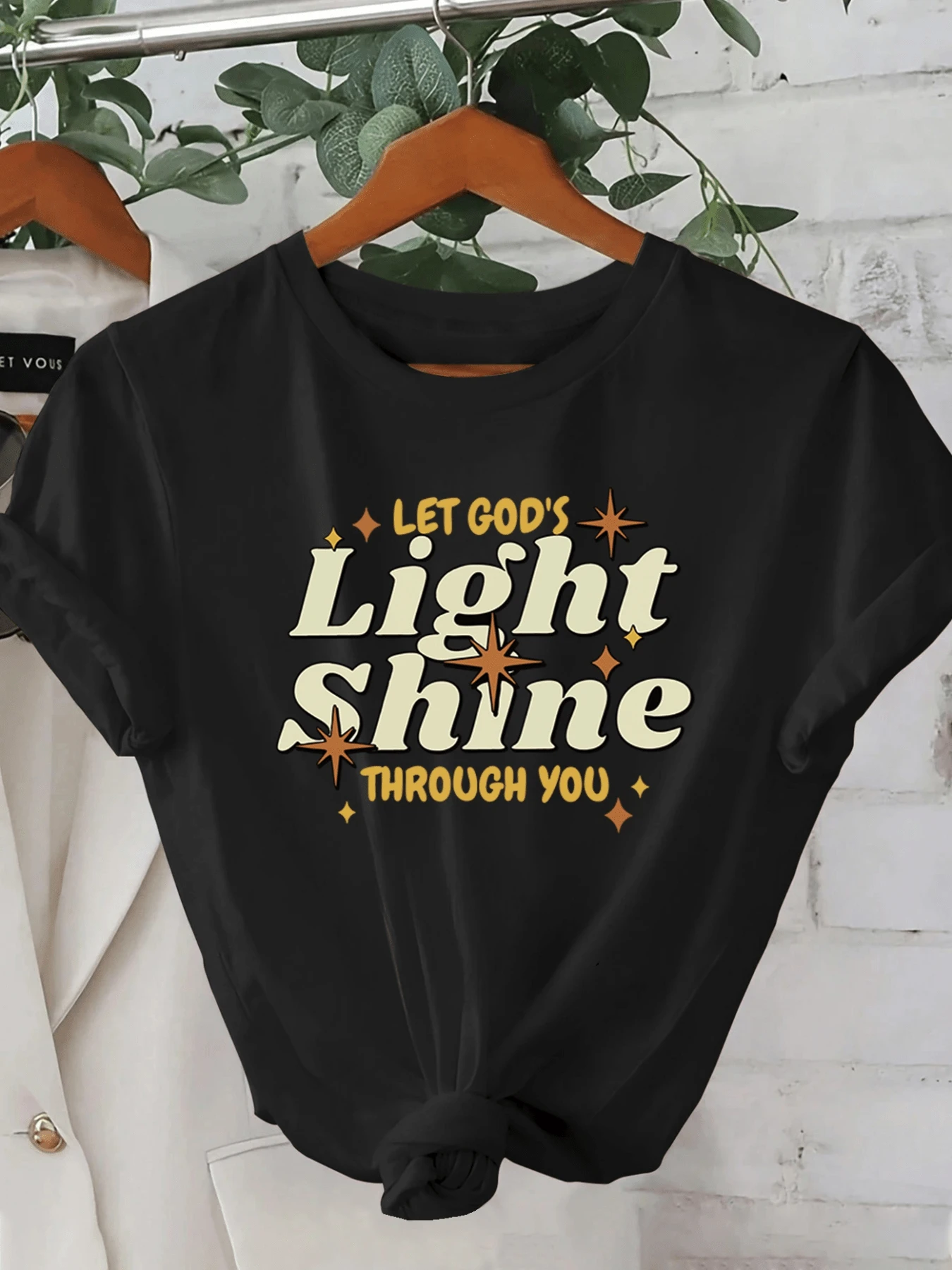 Motivational Phrase That Invites You To Let Your Inner Light Shine And Transmit Positive Energy With Retro Typography And Luminous Stars. Casual, Comfortable And Modern Women's T-Shirt For Everyday Use - 黑色 - 查看 1