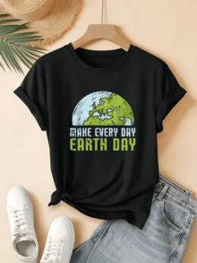 A Green Planet Surrounded By Blue Symbolizes The Unity Of All People To Care For Nature Every Day And Protect Our Common Home. Women's T-Shirt With An Inspiring  Message, Casual And Modern. - 黑色 - 查看 1