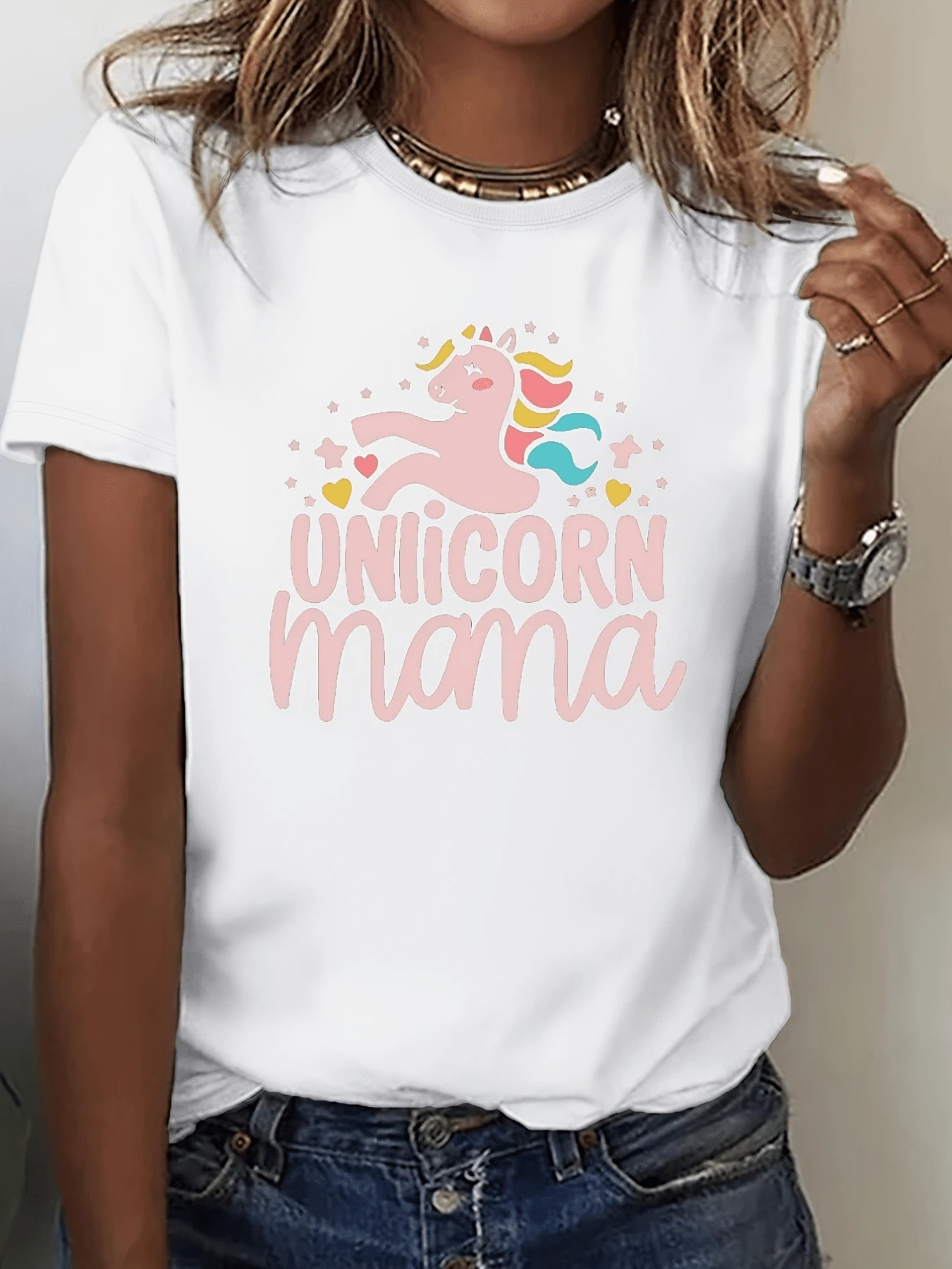 A Pink Unicorn Symbolizing Magic, Tenderness, And Maternal Love, Surrounded By Colorful Hearts And Stars That Convey Joy And Fantasy. A Modern And Comfortable Casual Women's T-Shirt, Ideal For Everyday Wear. - 白色 - 查看 1