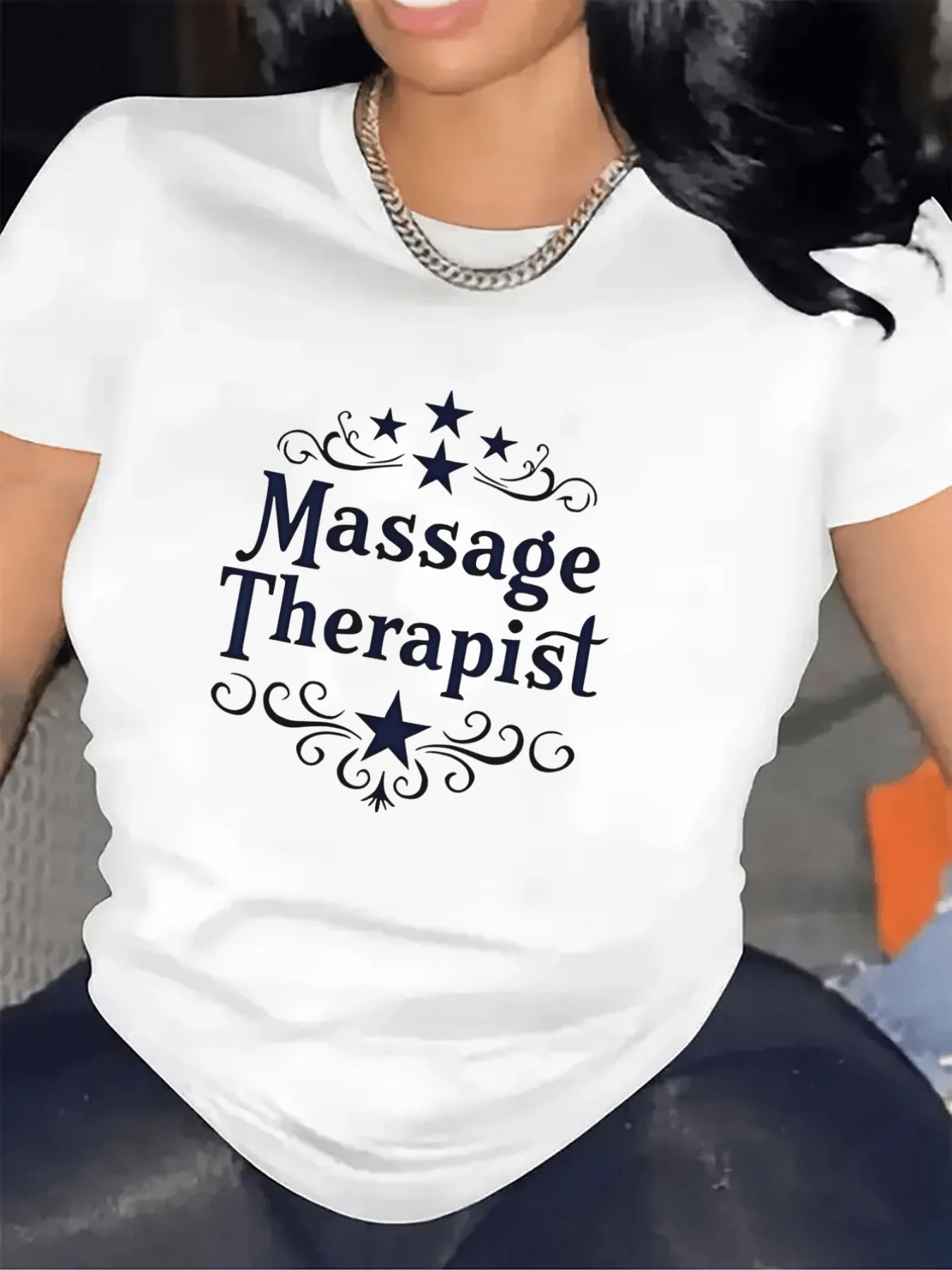 Golden Stars Surrounding The Words Massage Therapist Symbolize Professional Energy And Inner Harmony As An Expression Of Confidence And Well-Being On This Stylish And Modern Women's T-Shirt - 白色 - 查看 1