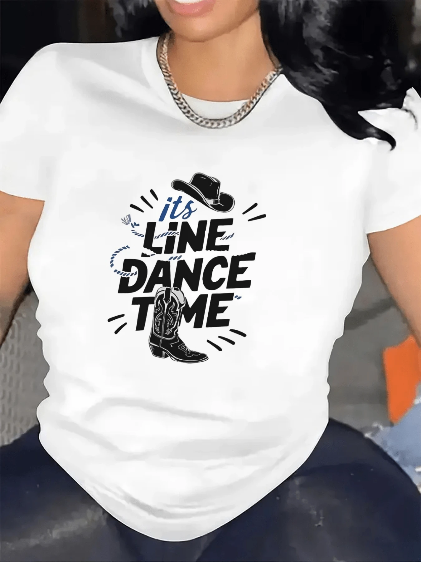 Cowboy Hat And Boots Symbolize Freedom, Rhythm, And A Passion For Dance In A Western Atmosphere Full Of Positive Energy. Casual, Comfortable, And Modern Women's T-Shirt For Dance Lovers. - 白色 - 查看 1