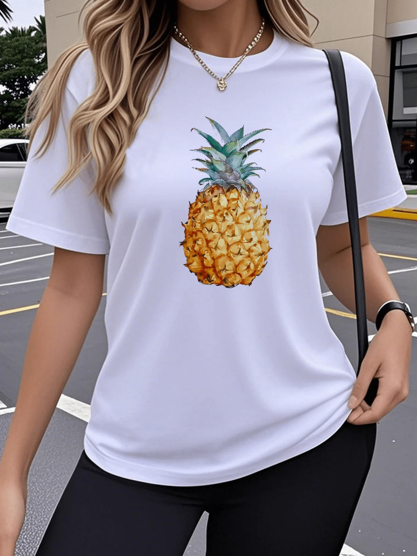 Piña dorada que simboliza frescura alegría y energía tropical inspirando días soleados y espíritu veraniego camiseta de mujer casual moderna y cómoda para uso diario - Blanco - Ver 1