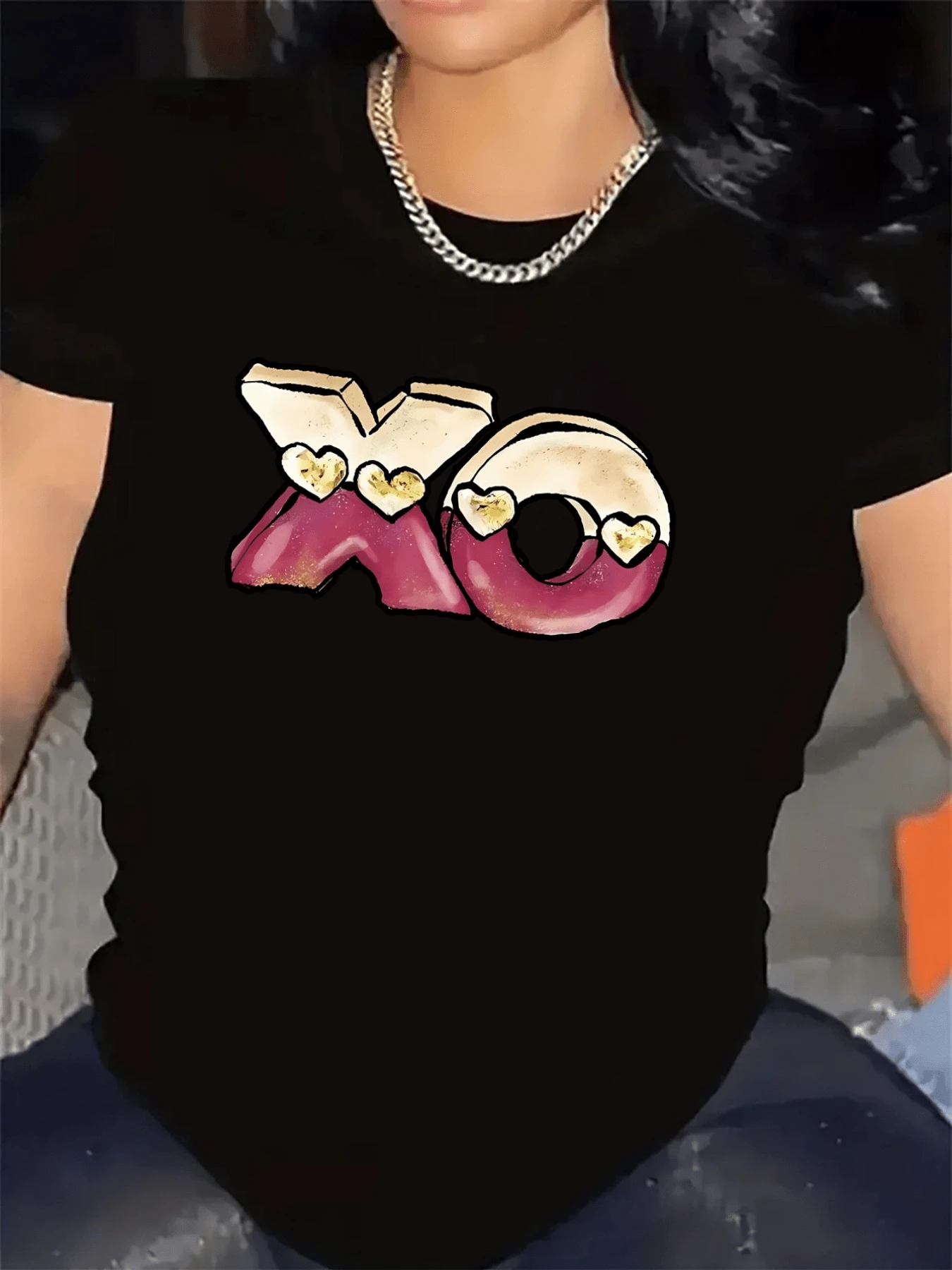 XO Lettering Decorated With Golden Hearts Symbolizing Hugs And Kisses, Representing Affection, Joy, And Sincere Love In A Modern And Feminine Style. Comfortable, Fitted Casual Women's T-Shirt For Everyday Wear. - 黑色 - 查看 1