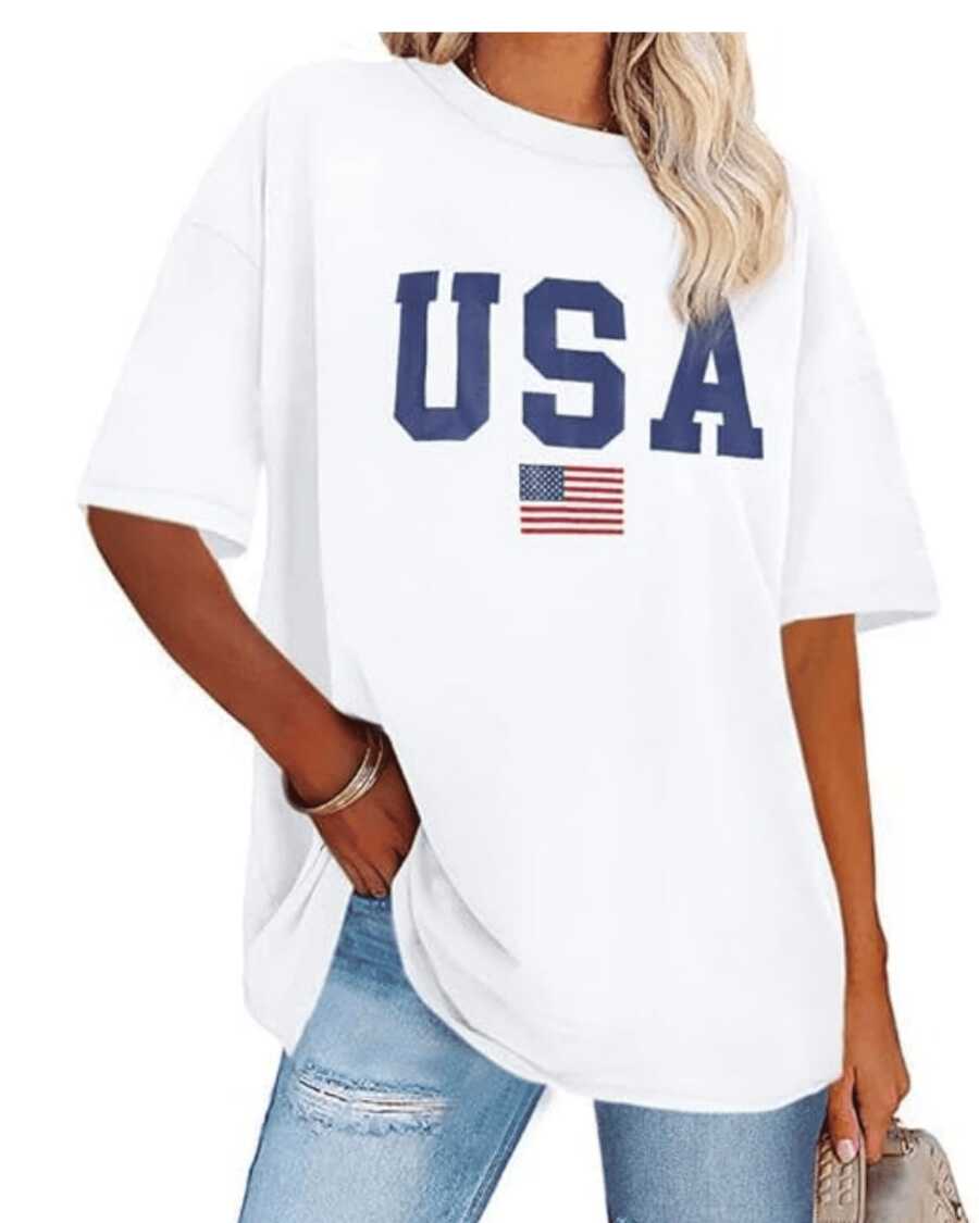 Symbols Of National Pride In Large Lettering Highlight The Strength And Unity Of The Country, Accompanied By A Flag That Inspires Freedom And American Spirit. A Comfortable, Modern, Casual Women's T-Shirt For Everyday Wear. - 白色 - 查看 1