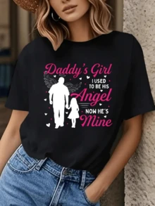 Figura de padre con alas y su hija rodeados de corazones simboliza el amor eterno entre ambos ahora unidos en espíritu camiseta de mujer de manga corta casual con mensaje emotivo romántico ideal para uso diario - Negro - Ver 1
