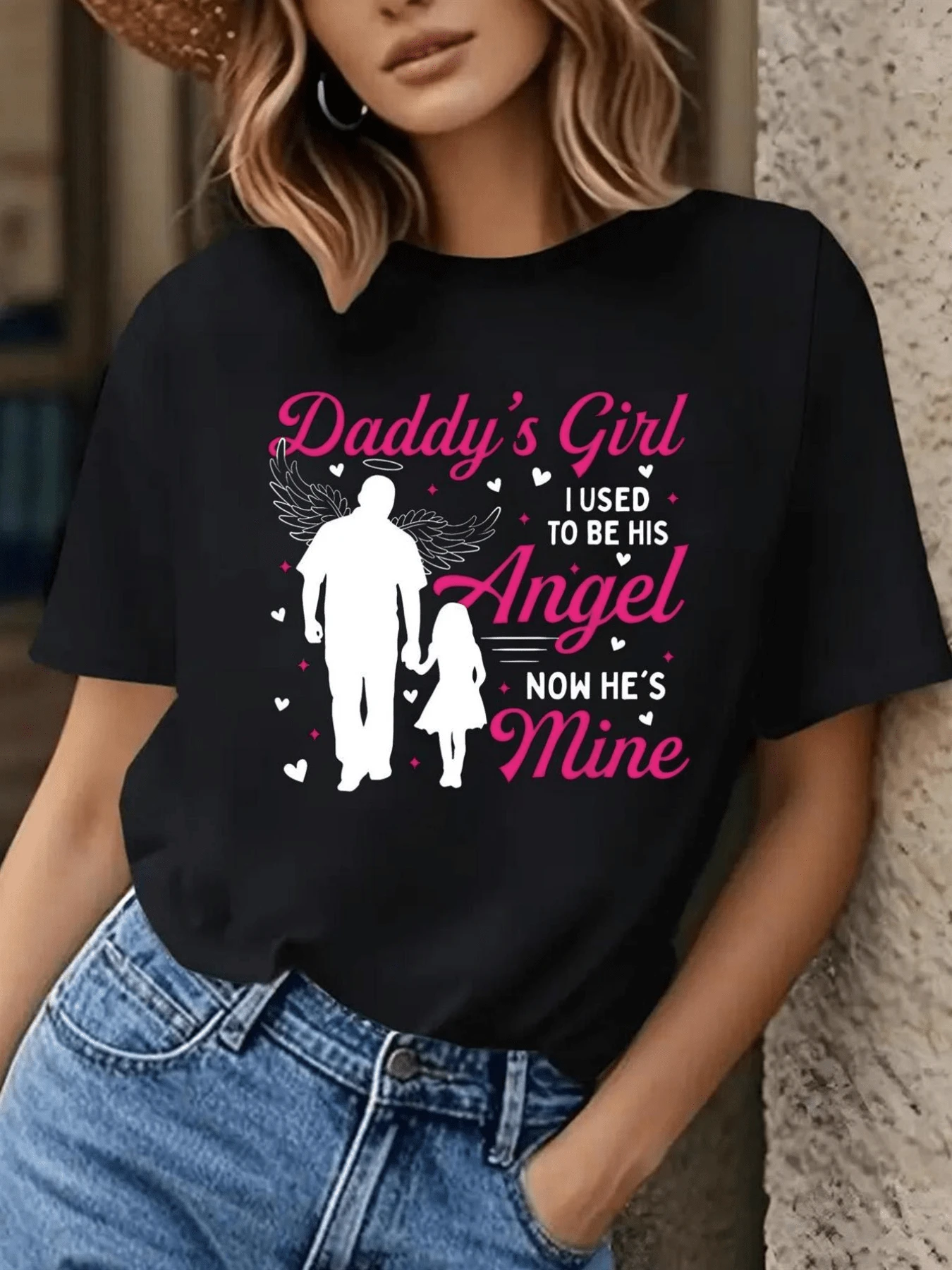 Figura de padre con alas y su hija rodeados de corazones simboliza el amor eterno entre ambos ahora unidos en espíritu camiseta de mujer de manga corta casual con mensaje emotivo romántico ideal para uso diario - Negro - Ver 1
