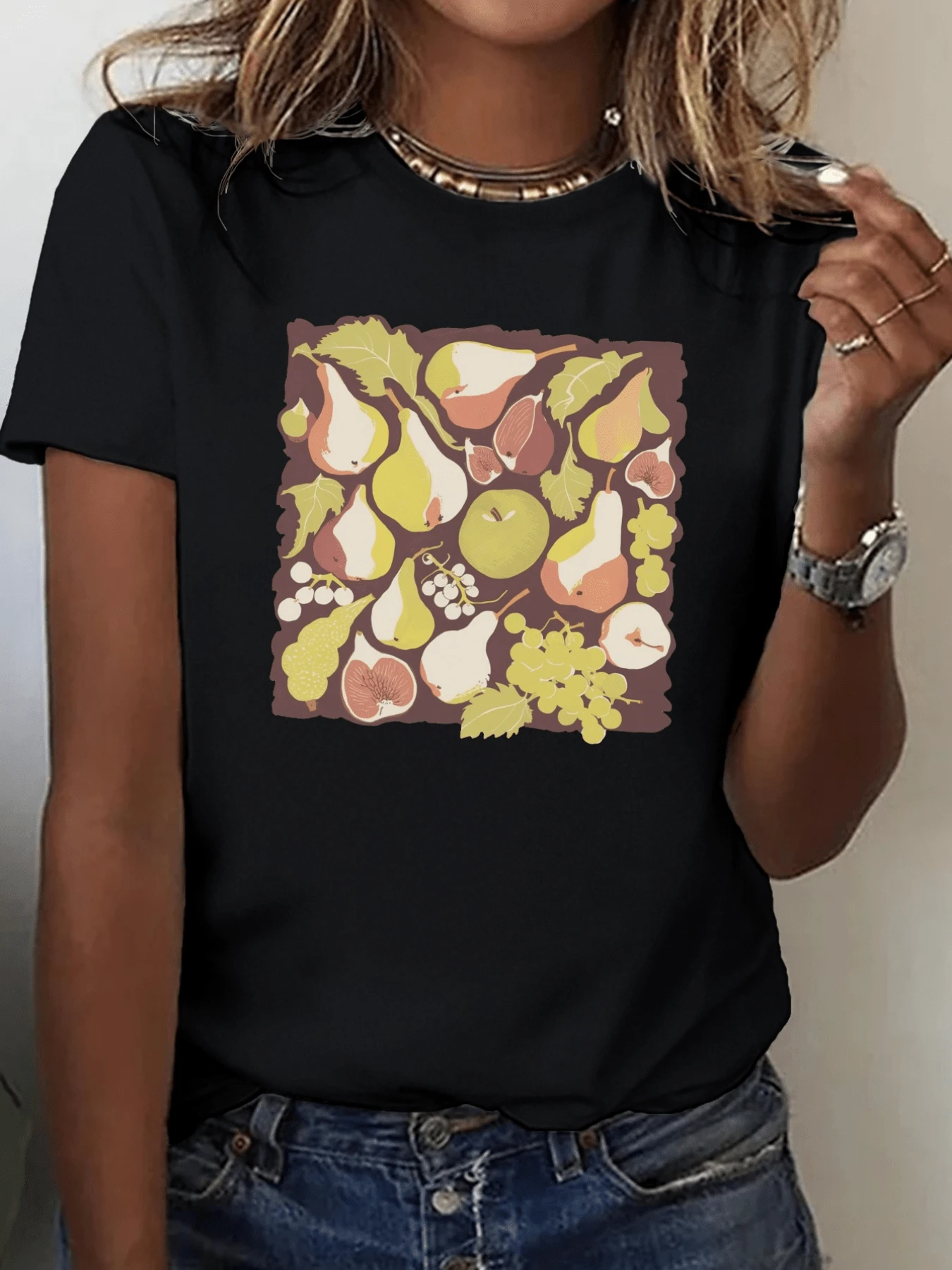 Motivo de frutas variadas que representan la abundancia natural y la frescura de la vida con peras uvas manzanas e higos en tonos cálidos camiseta de mujer casual cómoda y moderna para uso diario - Negro - Ver 1