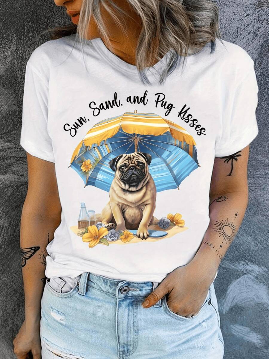 Adorable Pug Under A Blue Umbrella On Golden Sand With Yellow Flowers And A Summery Message Conveying Calm And Tenderness. Comfortable And Casual Women's T-Shirt For Sunny Days. - 白色 - 查看 1