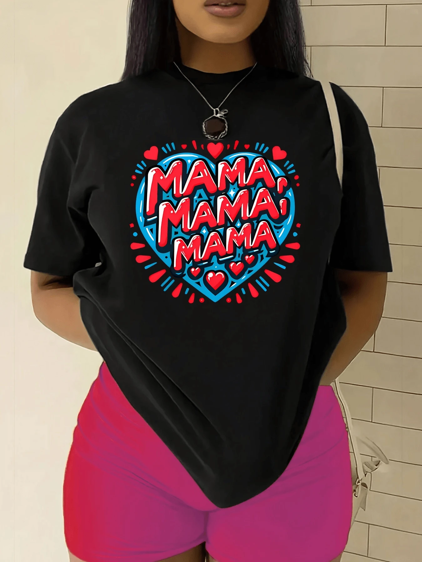 Bright Heart With Repeating Letters Celebrating A Mother's Infinite Love Surrounded By Small Red Hearts And Cheerful Energy. Modern Casual Women's T-Shirt For Everyday Wear - 黑色 - 查看 1