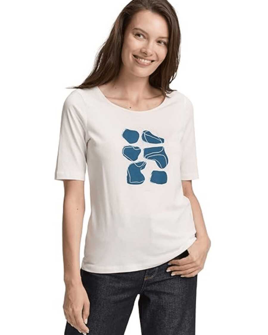 Abstract Shapes In Shades Of Blue That Evoke Soft Rocks And Natural Movement On A Light Background Conveying Calm And Balance. A Modern And Comfortable Casual Women's T-Shirt For Everyday Wear. - 白色 - 查看 1